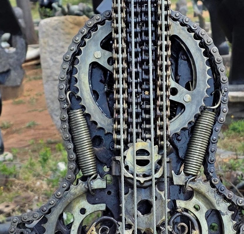 Gears, springs and chain in the body of the cello