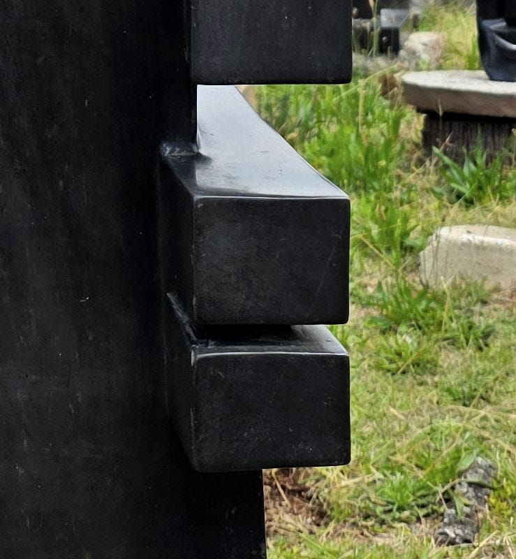 Projecting blocks on the lower shaft